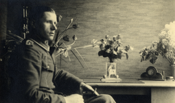 811800 Portret van de eenogige Duitse militair, 'Herr Lorenz', die in de oorlogsjaren de leiding had over Carrosserie- ...